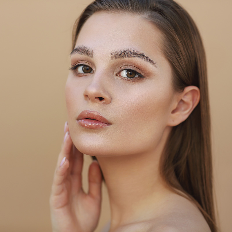 Jak nakładać bronzer? #PoradyMakijażowe - Blog | Trena.pl