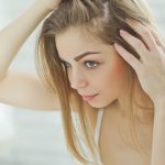 Masaż skóry głowy – jaki ma wpływ na porost włosów i jak go wykonywać?