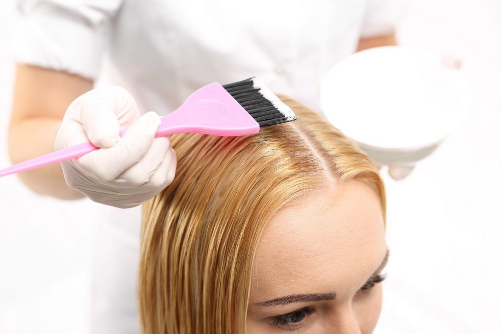 Jak pofarbować włosy na blond? Koloryzacja włosów