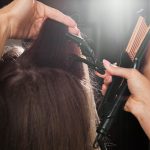 Co to jest karbowanie włosów i czy jest modne?
