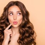 Kruszące się włosy – jak je odbudować? Poznaj 19 zasad pielęgnacji