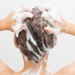 Jak prawidłowo myć włosy? Poznaj popularne techniki