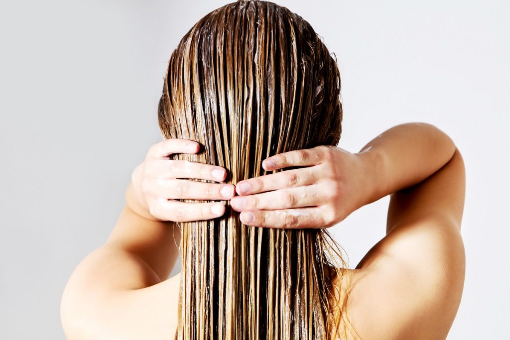 Jak prawidłowo myć włosy nanoszenie odżywki