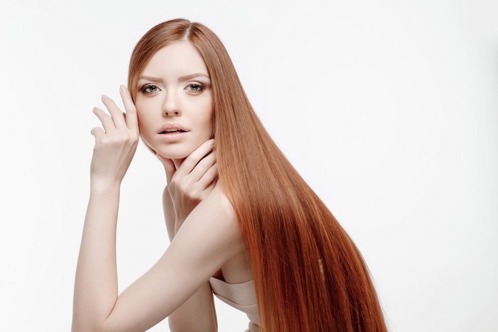 Czy awokado jest dobre dla włosów piękna ruda dziewczyna z długimi włosami