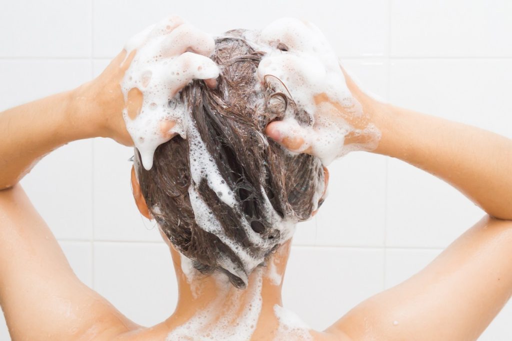 co zrobić żeby mieć piękne włosy mycie włosów delikatnym szamponem