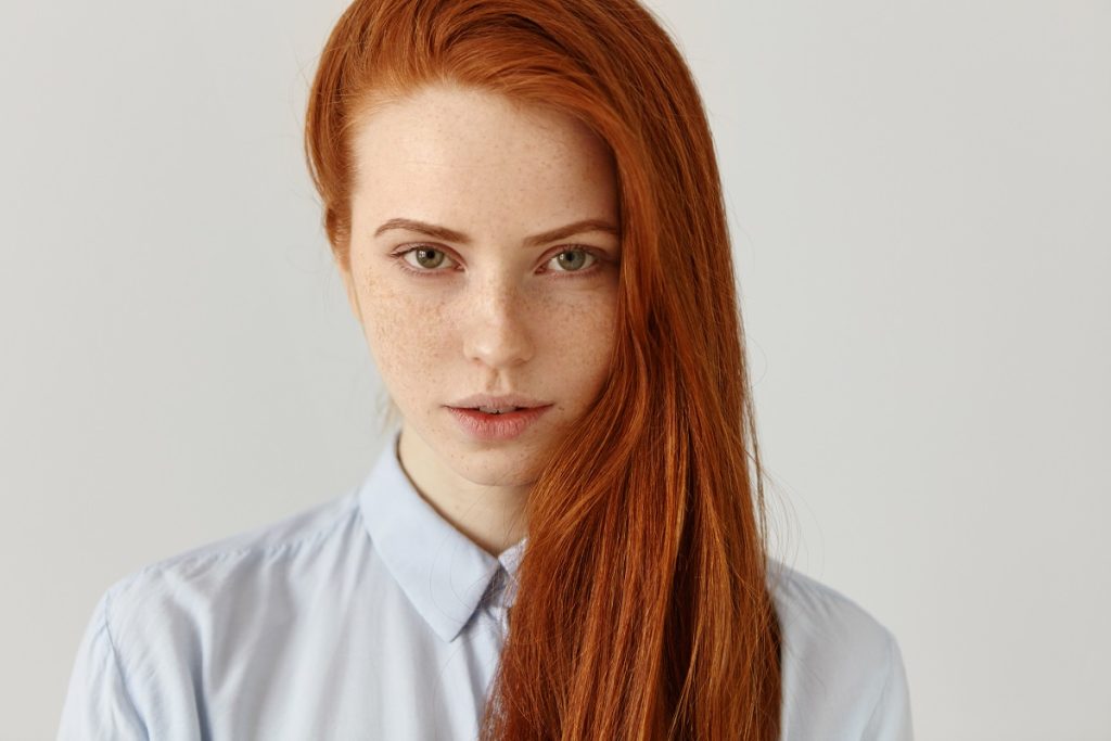 Jak samodzielnie podciąć włosy rudowłosa dziewczyna