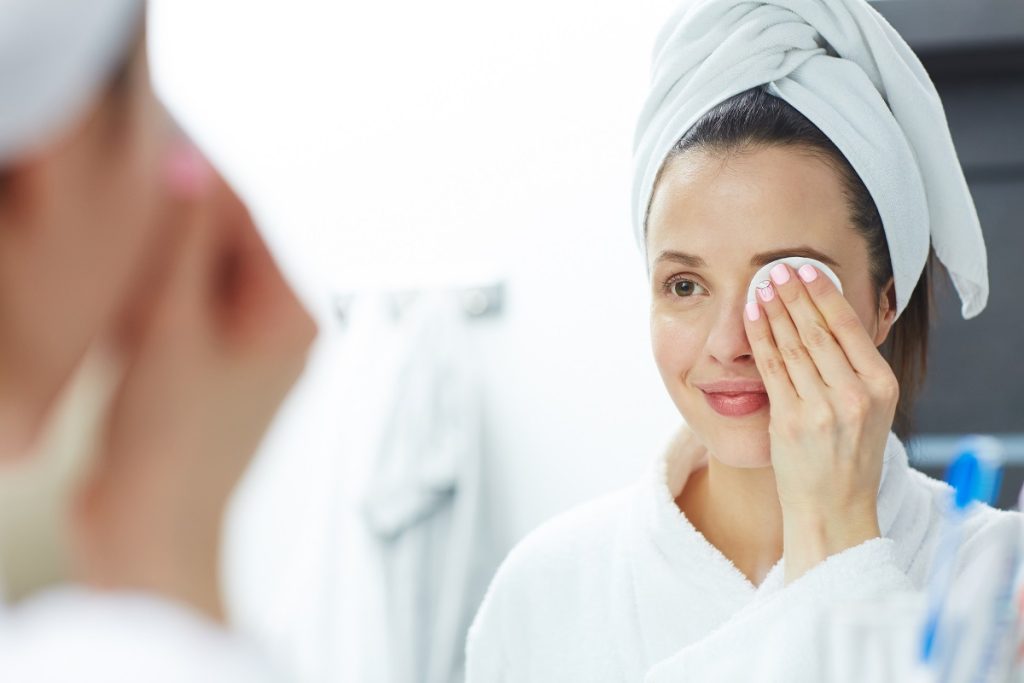 Jak przygotować skórę do makijażu oczyszczanie skóry płatkiem kosmetycznym