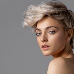 Który lakier nie skleja włosów? TOP 5 produktów