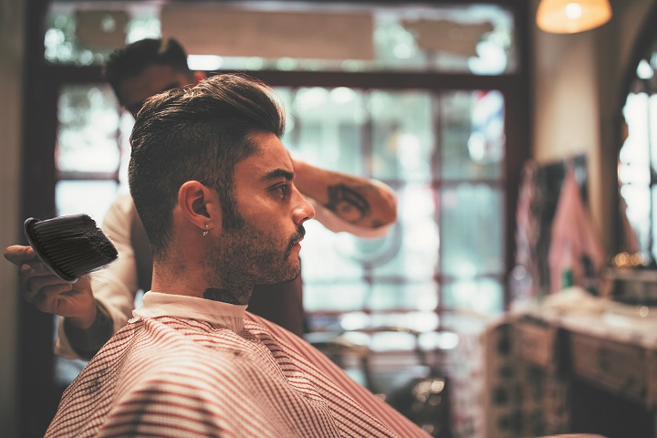 Mężczyzna w modnej męskiej fryzurze u barbera