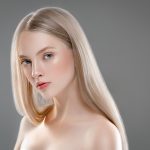 Jak działa fioletowy szampon do włosów? Poradnik dla wielbicielek chłodnego blondu