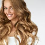 Golden Glass Hair – rozświetlający trend w koloryzacji