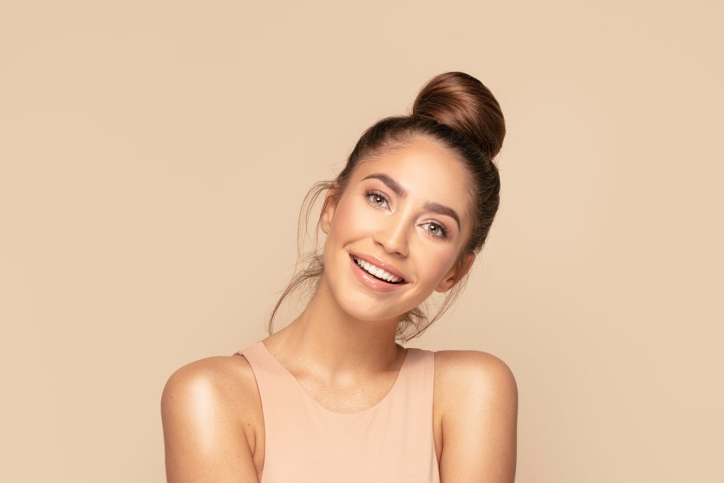 uśmiechnięta kobieta z messy bun