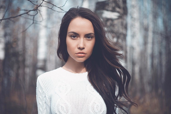 efekty cieniowania włosów u młodej dziewczyny brunetki
