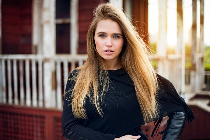Piękna blondynka z długimi, lekko roztrzepanymi włosami bad hair day
