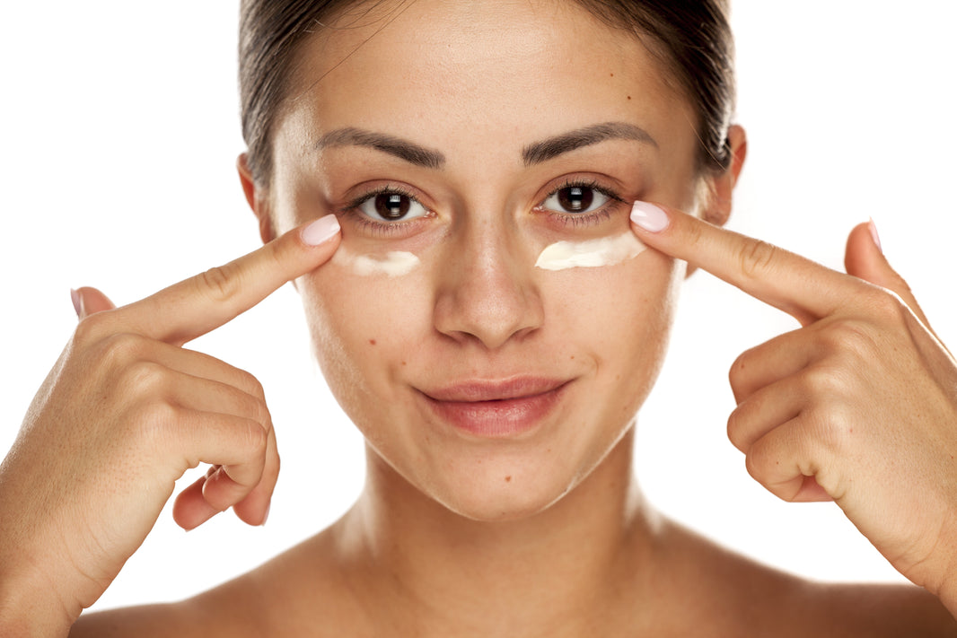 kobieta stosująca koreańską pielęgnację cery naczynkowej