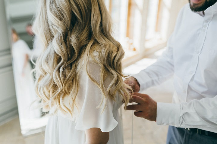 kobieta z lokami na wesele