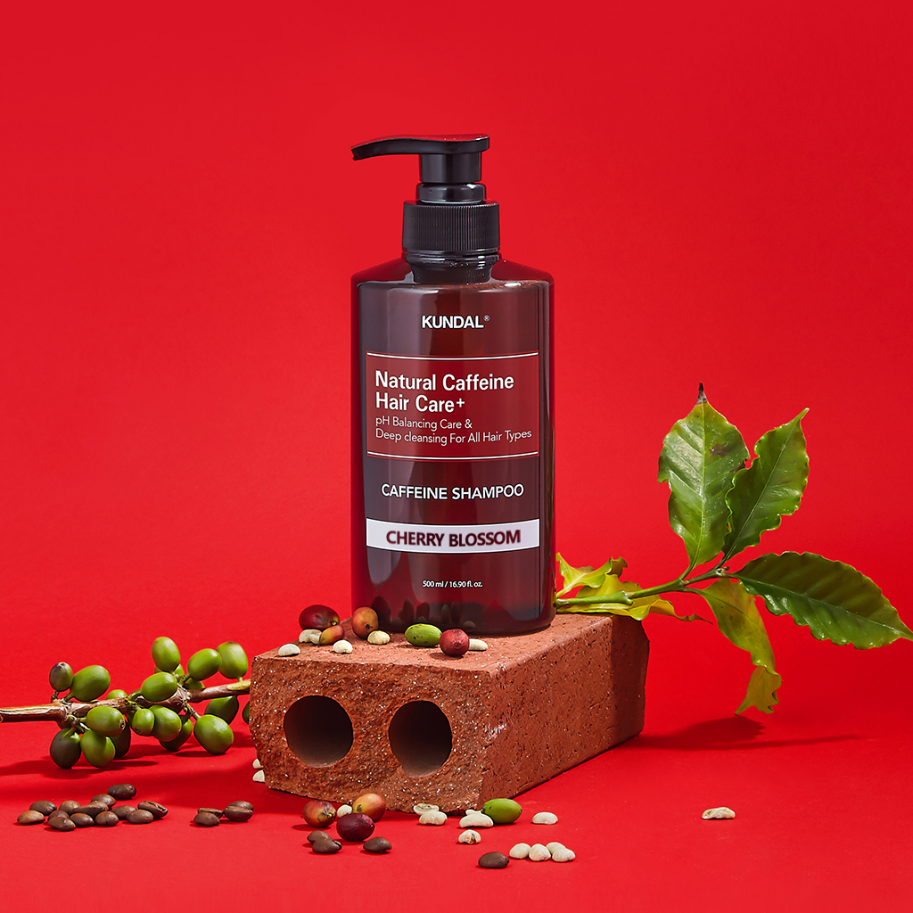 KUNDAL NATURAL CAFFEINE HAIR CARE+ Oczyszczający szampon do włosów ze skłonnością do wypadania, Cherry Blossom 500 ml #4